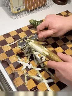 Pelatodo cortando verduras
